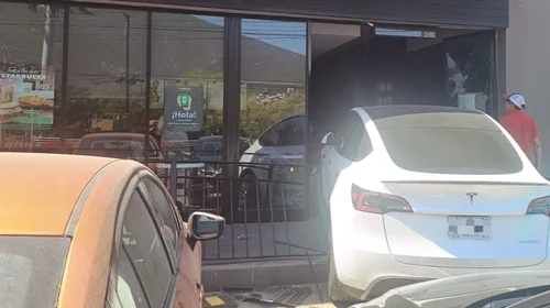 Se impacta camioneta Tesla contra Starbucks en Monterrey