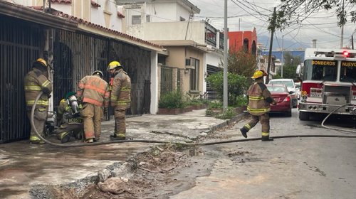 Choque de auto contra medidor de gas provoca un incendio