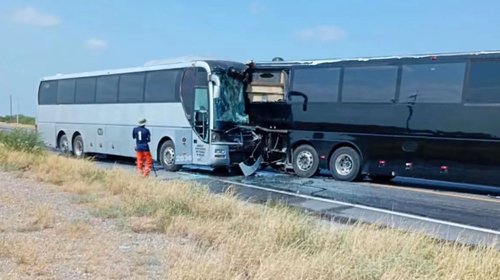 Accidente entre dos autobuses y un tráiler deja un muerto