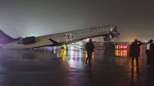Choque entre avión y camión en aeropuerto de NY deja dos muertos
