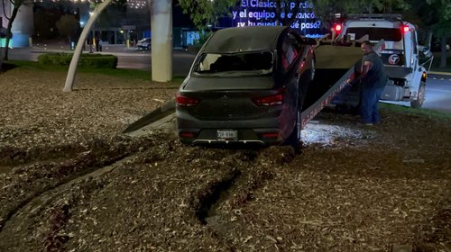 Conductor presuntamente ebrio choca en Calzada del Valle