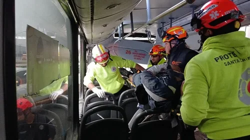 Camión choca con tráiler y deja un muerto en Santa Catarina