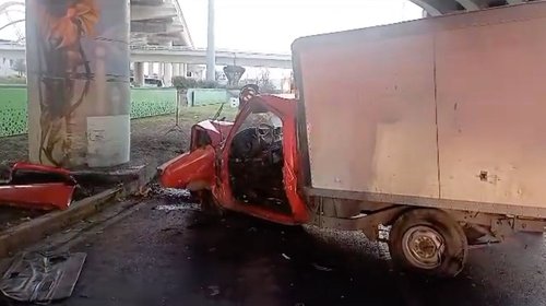 Hombre dormita y se estrella contra muro en Av. Universidad