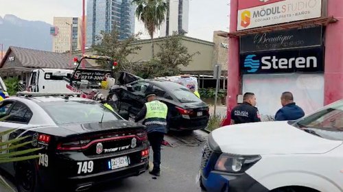 Choca auto contra camioneta y panorámico en San Pedro