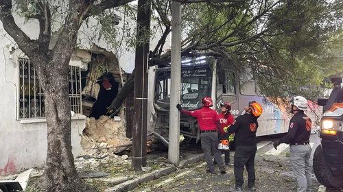 Choque causa daños a vivienda en el Centro de Monterrey 