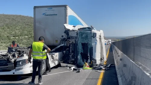 Colapsa choque autopista Nuevo Laredo-Monterrey