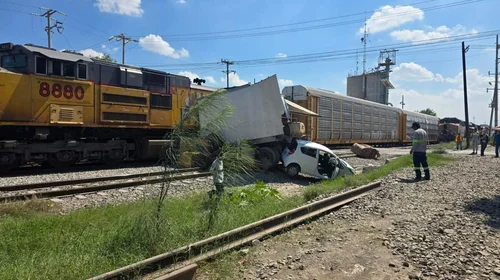 Tren arrolla tráiler Salinas Victoria; dos unidades más dañadas