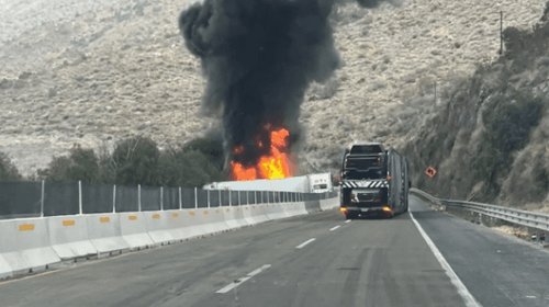 Aparatoso choque de tráileres provoca incendio en Arteaga 