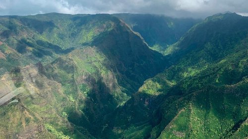 Helicóptero turístico se estrella en Hawái; van tres muertos