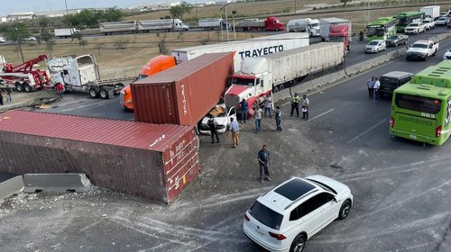 Choque múltiple colapsa Carretera Nuevo Laredo