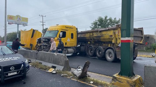 Se estrella trailer y colapsa carretera a Nuevo Laredo