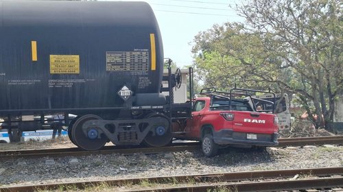 Embiste tren a camioneta en peligroso cruce en Altamira