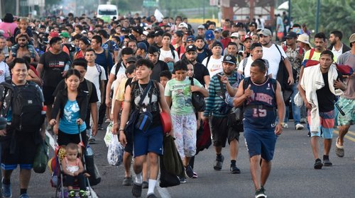 Cientos de migrantes parten a EUA desde el sur de México