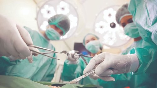 Proponen multas millonarias por cirugías estéticas a menores
