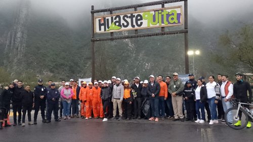 Ciudadanos y autoridades de Santa Catarina limpian La Huasteca