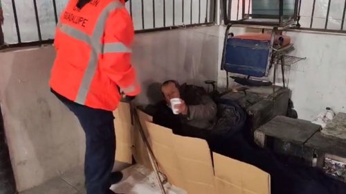 Ayudan a ciudadanos en condición de calle ante el frío