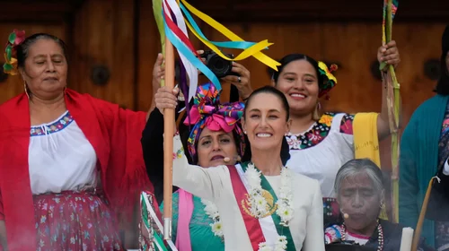 Recibe Sheinbaum bastón de mando en el Zócalo de la CDMX