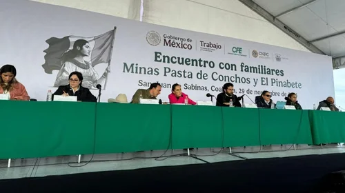 Claudia se reúne con familiares de mineros atrapados en Coahuila