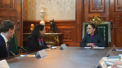 Claudia y Fitch Ratings discuten 'buen desempeño' de economía