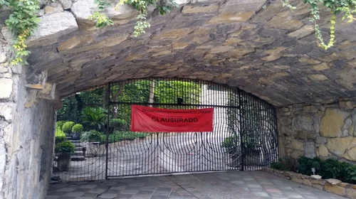 Incumplen y no retiran sellos en casa de Gustavo de la Garza