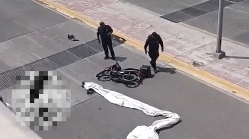 Motociclista muere tras caerle lona de camión