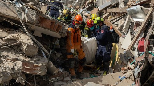 Colombia eleva a 321 la cifra de fallecidos por terremoto de 7.4