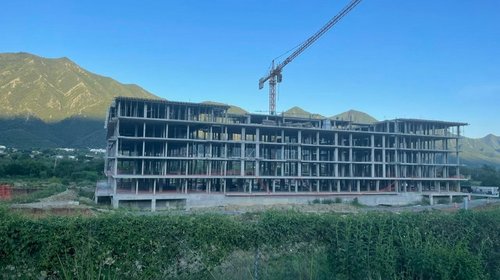 Regios compran casas de millones de pesos... y no se las hacen