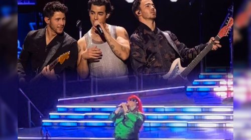 Jack Black canta 'Peaches' en concierto de los Jonas Brothers