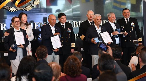 Premian a ganadores de concurso 'Memorias de La Vejez y la Mar'