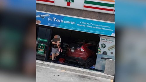 Conductora confunde pedales y se estrella contra tienda