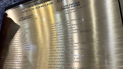 Develan placa con Orozco como gobernador interino