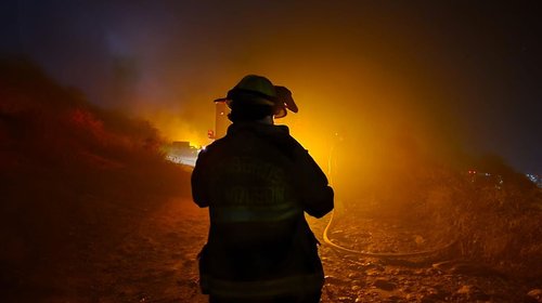 Controlan incendio de basurero clandestino en San Pedro