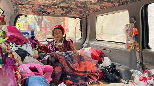 Corren a abuelita y ahora vive en una camioneta en San Pedro