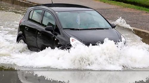 Corrientes afectan movilidad de automovilistas y peatones 