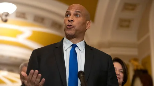 Supera senador Cory Booker 25 horas en discurso contra Trump