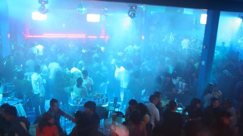 Organiza antro concurso de perreo para ganar útiles escolares