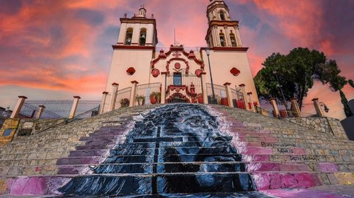Plasma rostro de Cristo en escalinatas de parroquia en Santiago