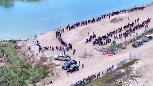 Cruzan miles de migrantes por la fuerza a Eagle Pass, Texas