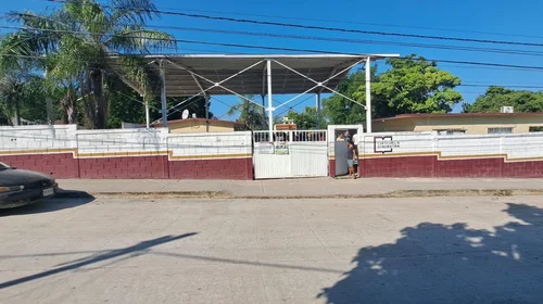 Niños de primaria amenazan con cuchillos a compañero