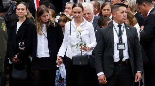 Viuda de Uribe Turbay apoya a familias de oficiales caídos