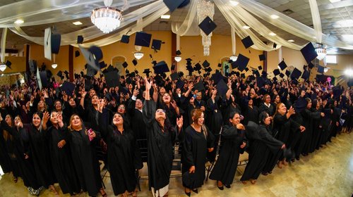Impulsan educación de mujeres con becas y certificados