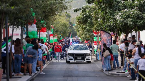 Más de 3 mil sampetrinos participan en desfile de la Revolución 
