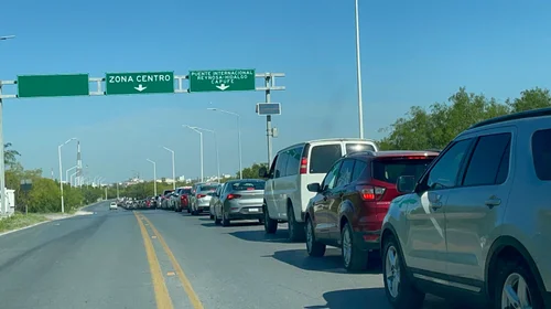 Largas filas en puentes internacionales por temporada vacacional