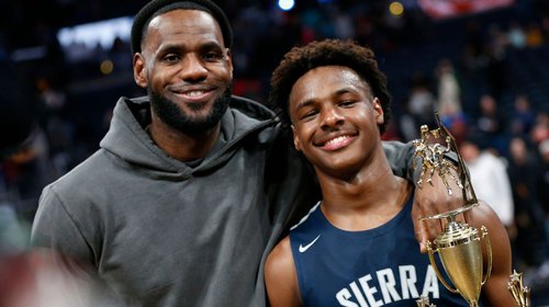 Hijo de LeBron James sale del hospital tras paro cardíaco