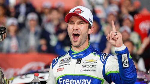 Daniel Suárez gana carrera NASCAR ante homenaje a Kyle Busch