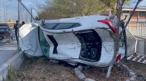 Vuelca camioneta y cae dentro de plantel COBAC en Saltillo