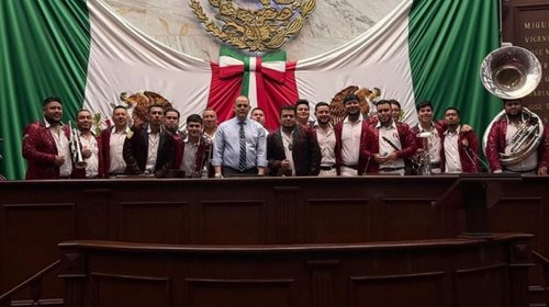 Investigan en Michoacán a diputado por cantar 'narcocorrido'
