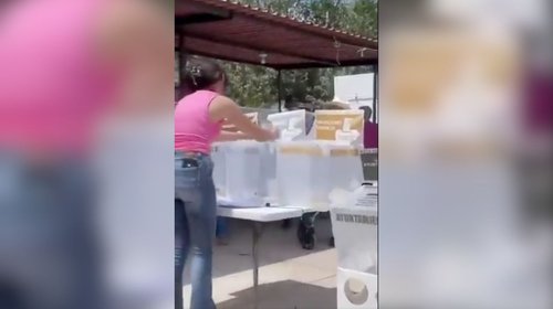 Exhiben a funcionaria en Sonora de meter boletas a urna