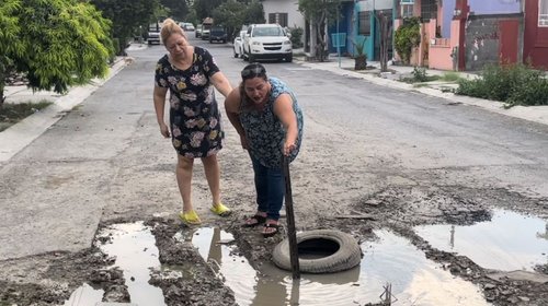 Denuncian fuga de agua potable por más de un año; temen socavón