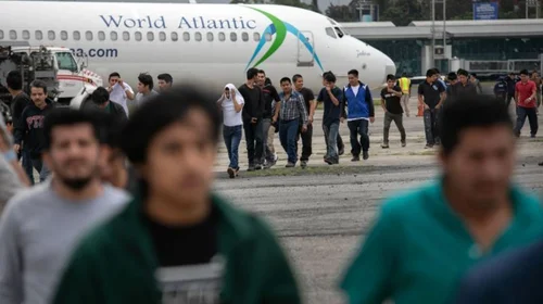 Casa Blanca usa promoción turística para publicitar deportaciones